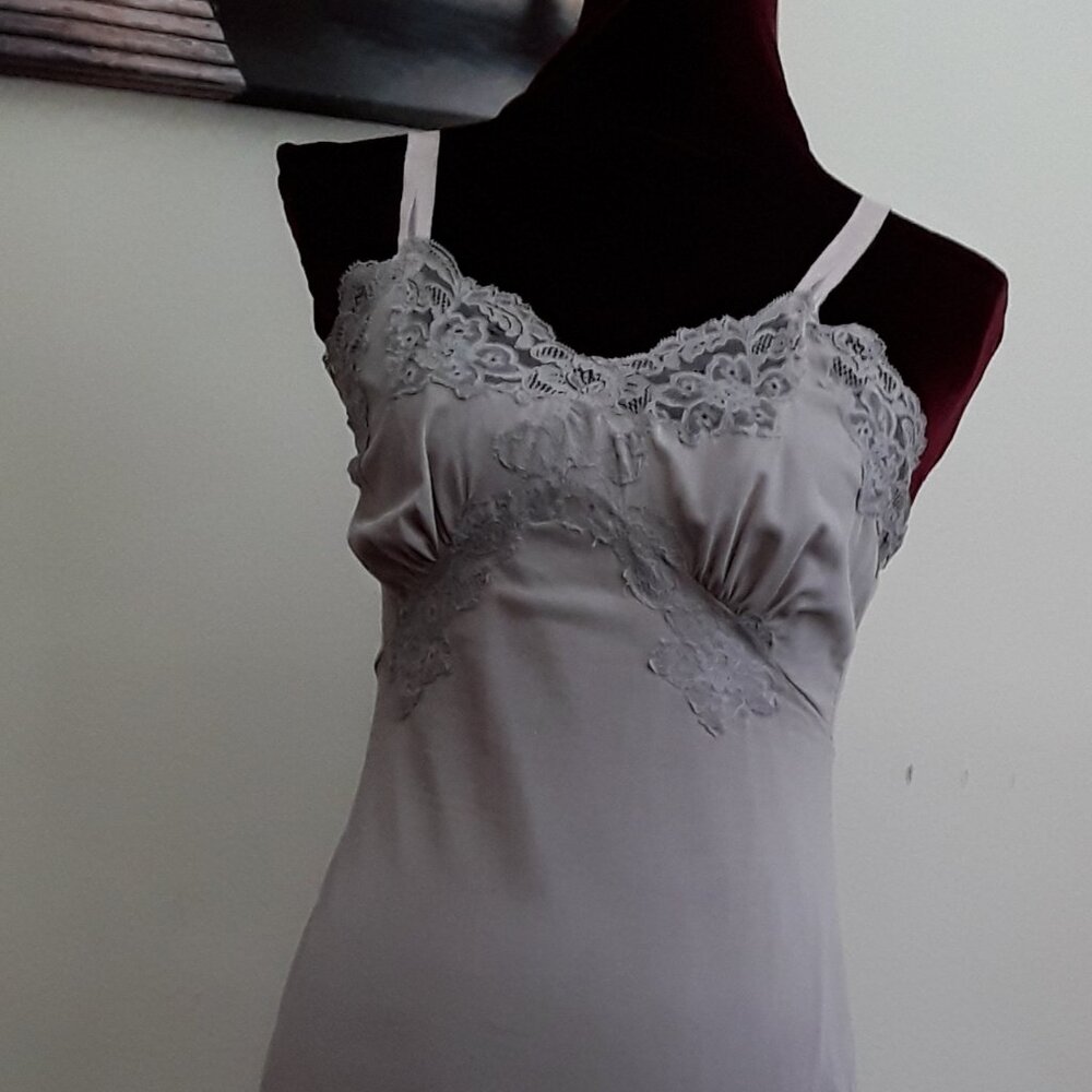 Gorgeous Vintage 1950's full slip great like new condition.